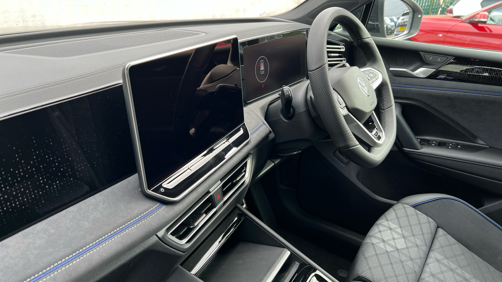 Volkswagen Tiguan Volkswagen Tiguan Estate 1.5 Tsi Ehybrid R-line KP26YPA Black #2