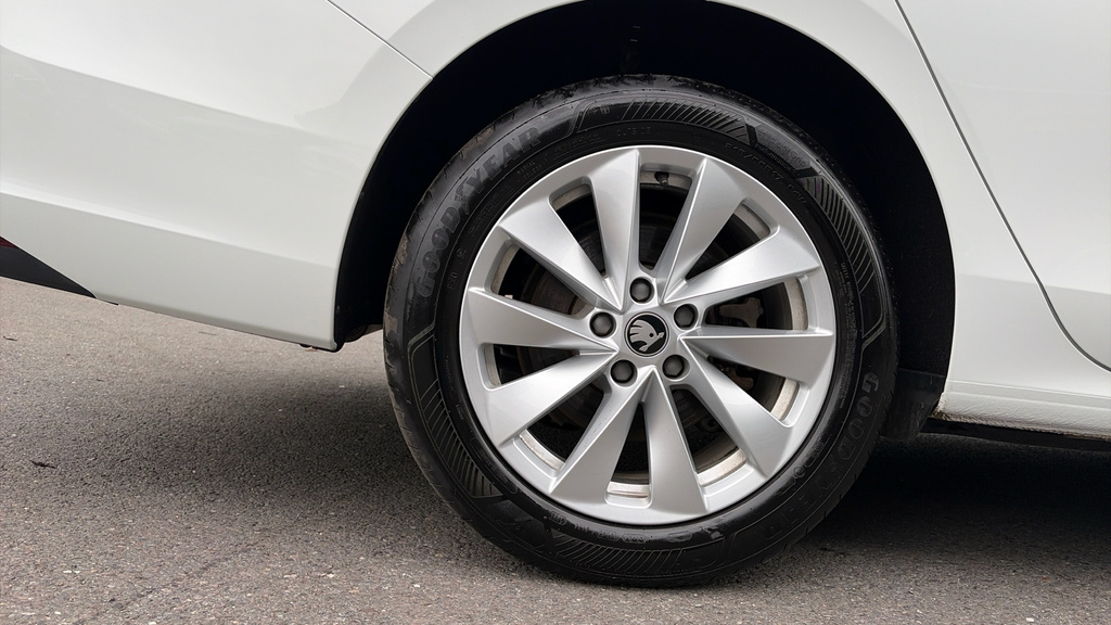 Skoda Superb Superb 1.5 Tsi Iv Se Technology Dsg GK25LJV White #5
