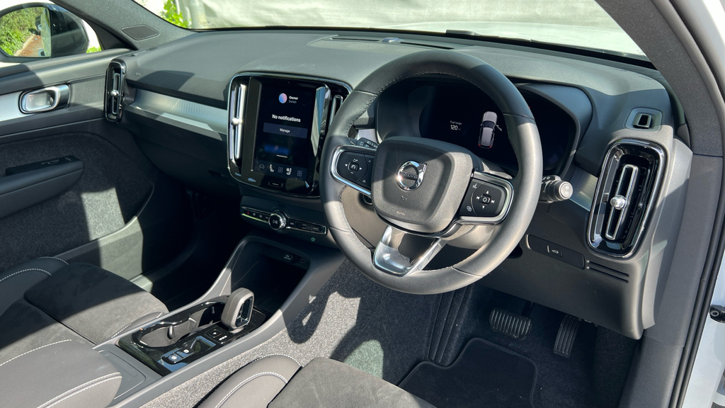 Volvo XC40 Xc40 2.0 B3p Plus Dark FL75UPV White #4