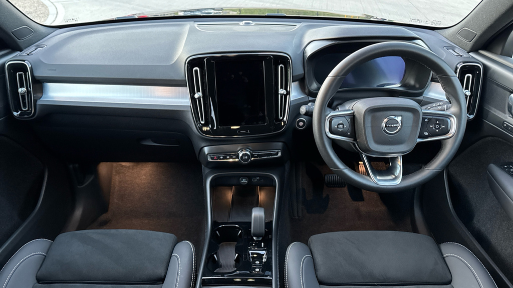 Volvo XC40 Volvo Xc40 Estate 2.0 B3p Plus Black Edition A FL75HHE Black #5