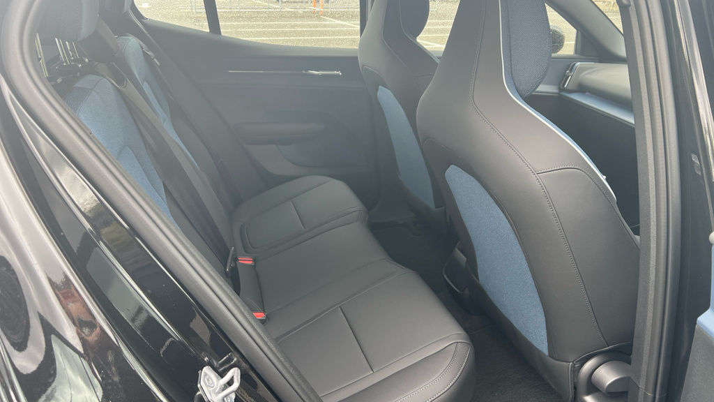 Volvo EX30 Volvo Ex30 Estate 200Kw Sm Extended Range Plus 69K FD26RZK Black #6