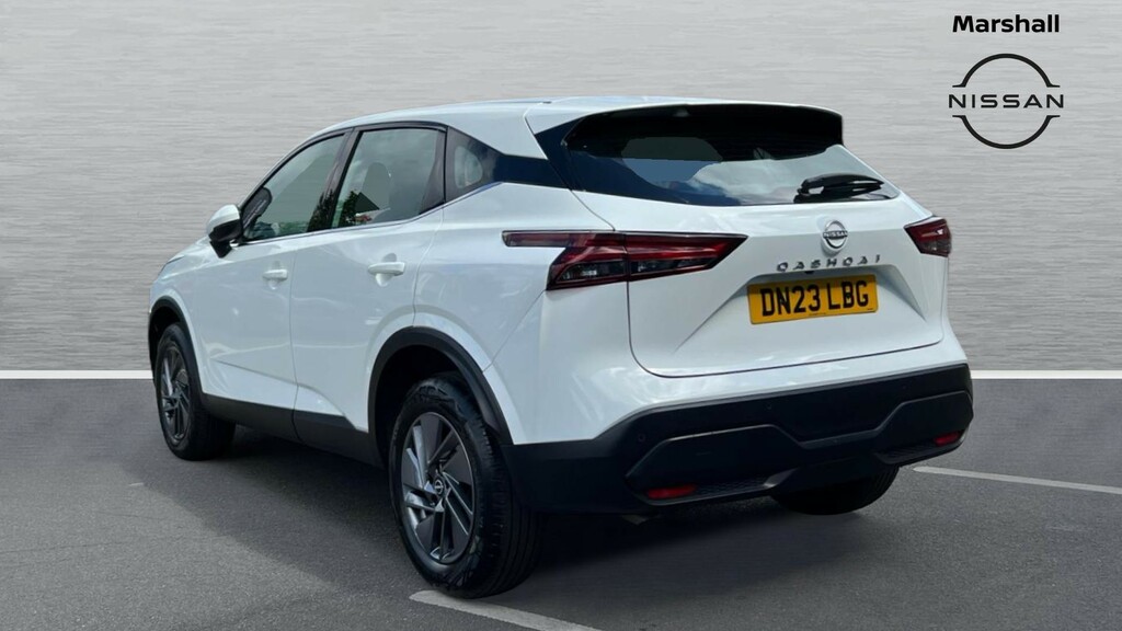 Nissan Qashqai Qashqai 1.3 Dig-t Mh Acenta Premium DN23LBG White #2