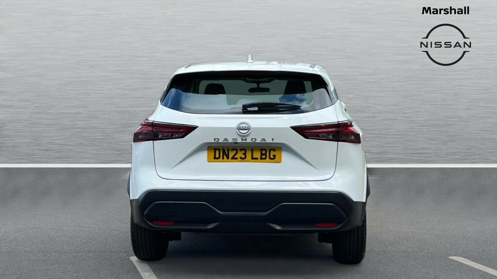 Nissan Qashqai Qashqai 1.3 Dig-t Mh Acenta Premium DN23LBG White #6