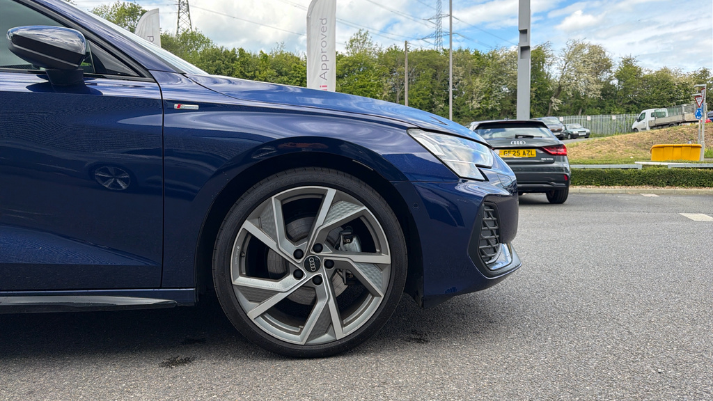 Audi A3 A3 35 Tfsi Black Edition S Tronic GF75FLH Blue #5