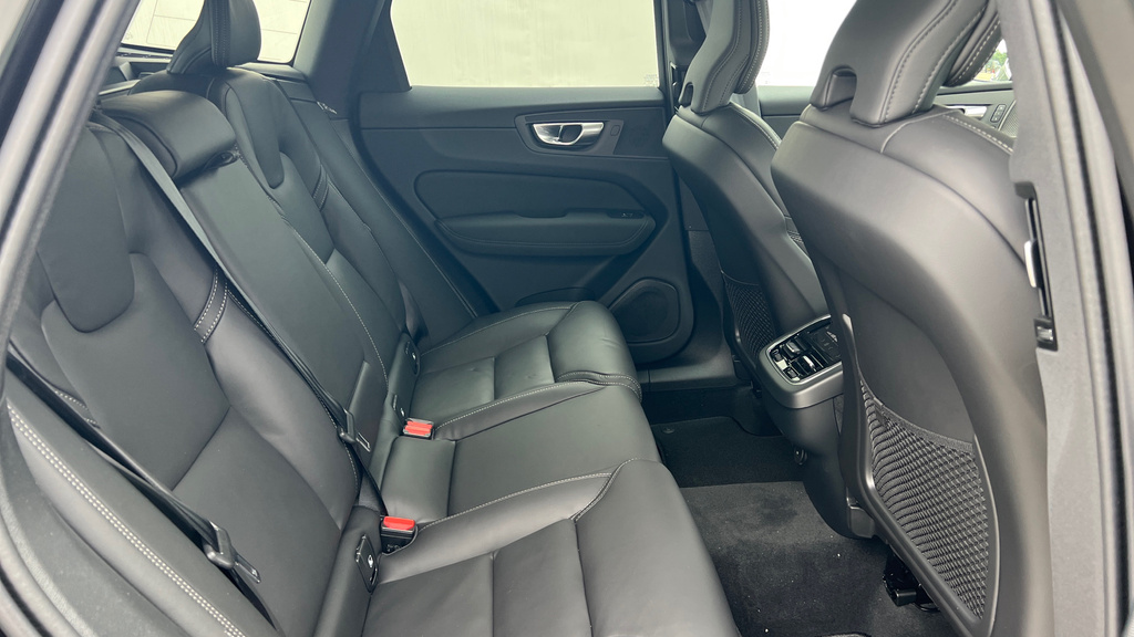 Volvo XC60 Volvo Xc60 Estate 2.0 B5p Plus Dark Awd Geartr AK26KYR Black #6