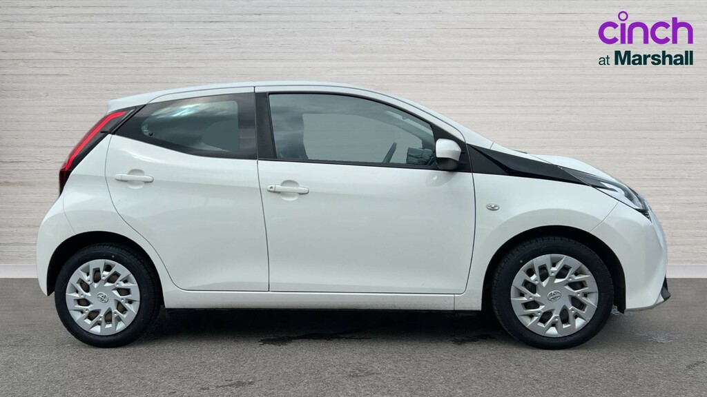 Toyota Aygo Aygo 1.0 Vvt-i X-play GF20VYL White #2