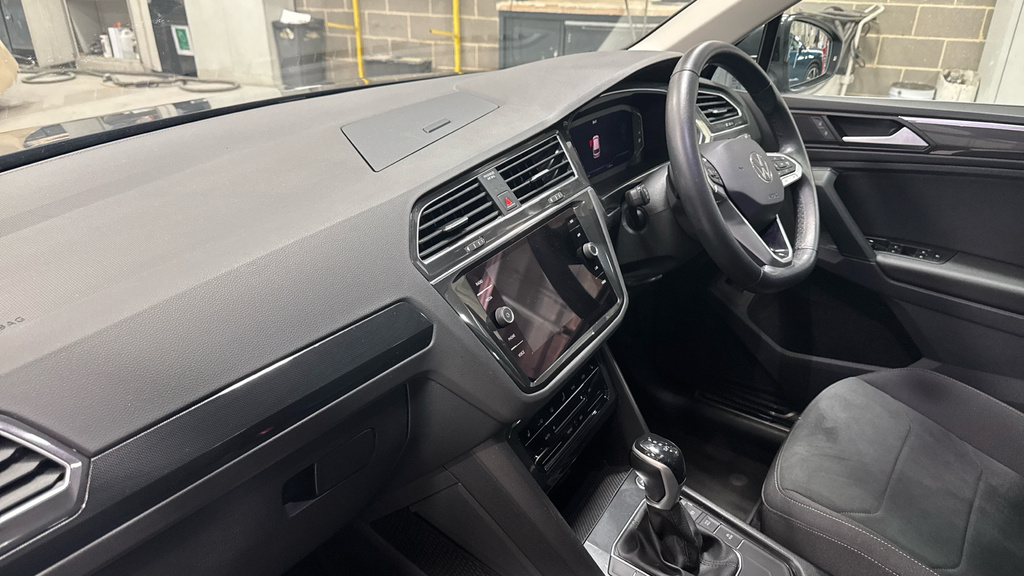 Volkswagen Tiguan Tiguan 1.5 Tsi 150 Elegance Dsg SA23TVF Grey #2
