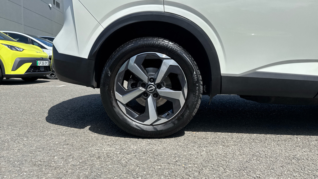 Nissan Qashqai Qashqai 1.3 Dig-t Mh 158 N-connecta Xtronic DV23MYW White #4