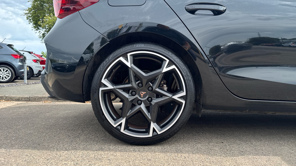 Cupra Leon Leon 1.5 Etsi 150 V2 Dsg KY25HWZ Black #5