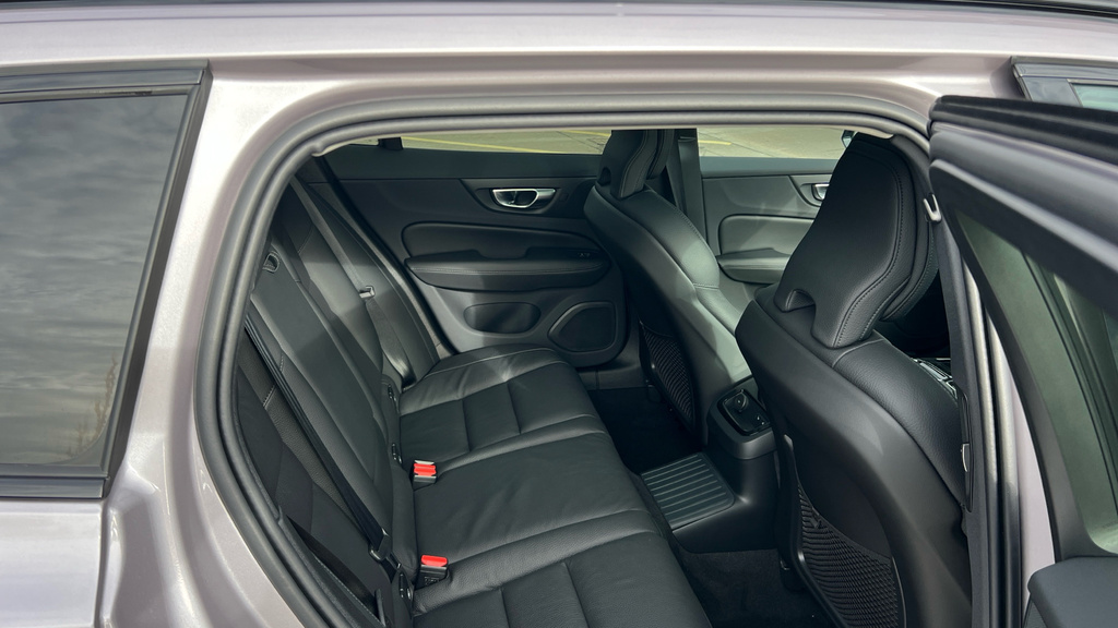 Volvo V60 Volvo V60 Sportswagon 2.0 T8 455 Phev Ultra Dark Silver #6