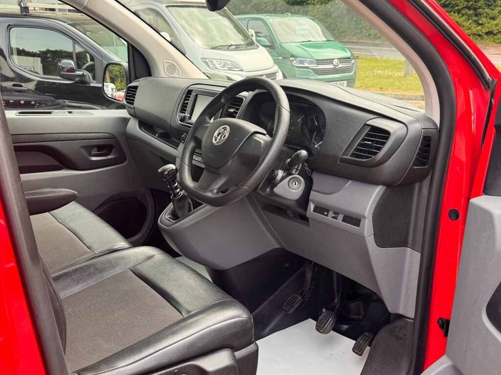 Vauxhall Vivaro 1.5L L2h1 F2900 Dynamic Ss DY22YCN Red #3