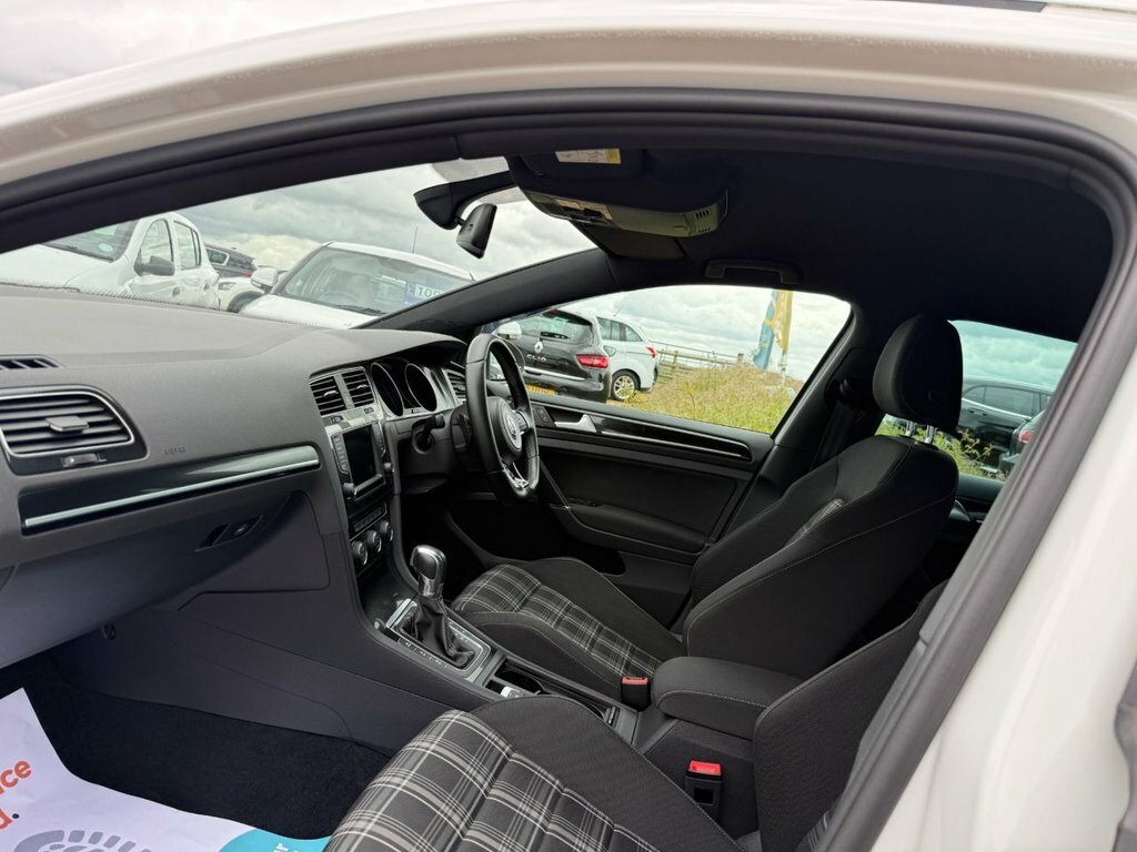 Volkswagen Golf 2L Gtd YE16UVY White #4