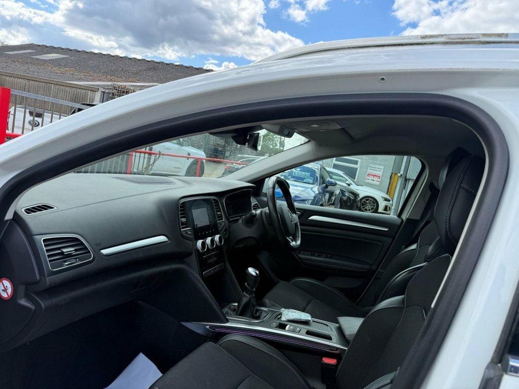 Renault Megane 1.5L Iconic White #4