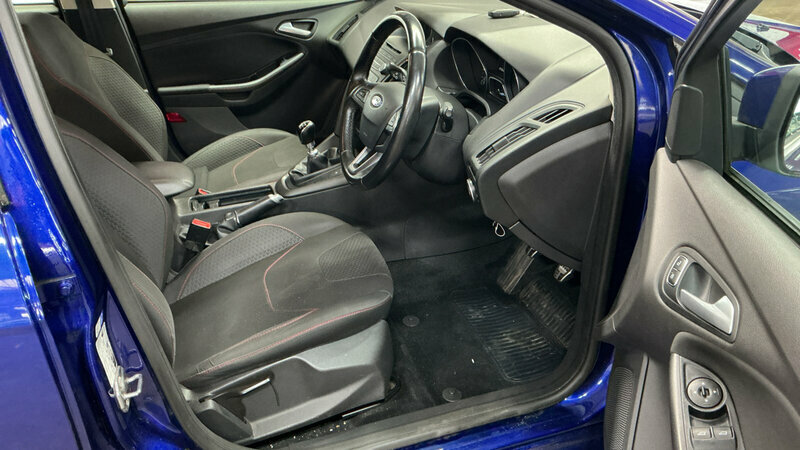 Ford Focus 1.5-Focus-zetec-s-tdci-5dr BD65AFE Silver #3