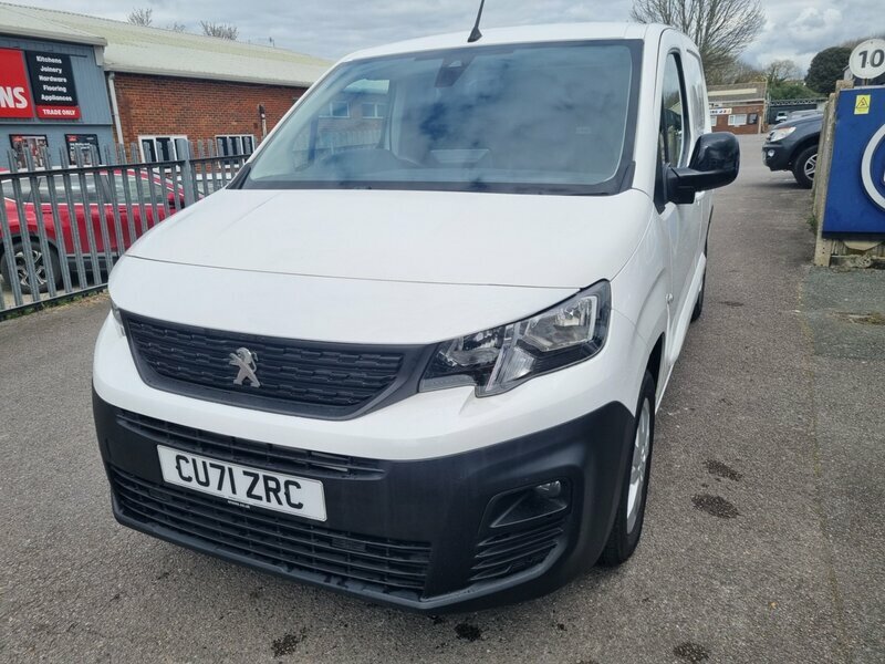 Peugeot Partner 1.5-Partner-asphalt-premium-blue-hdi-0dr White