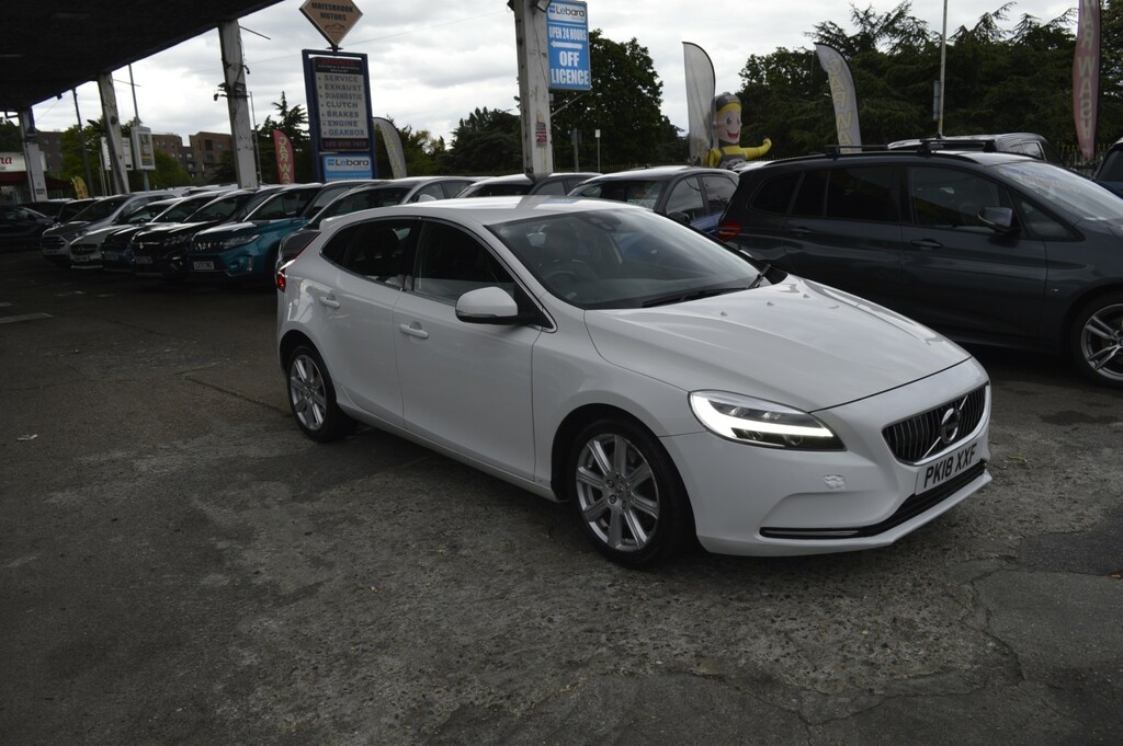 Volvo V40 Hatchback 1.5 Inscription T3 2018 White