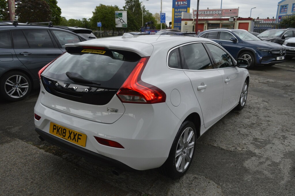 Volvo V40 Hatchback 1.5 Inscription T3 2018 PK18XXF White #2