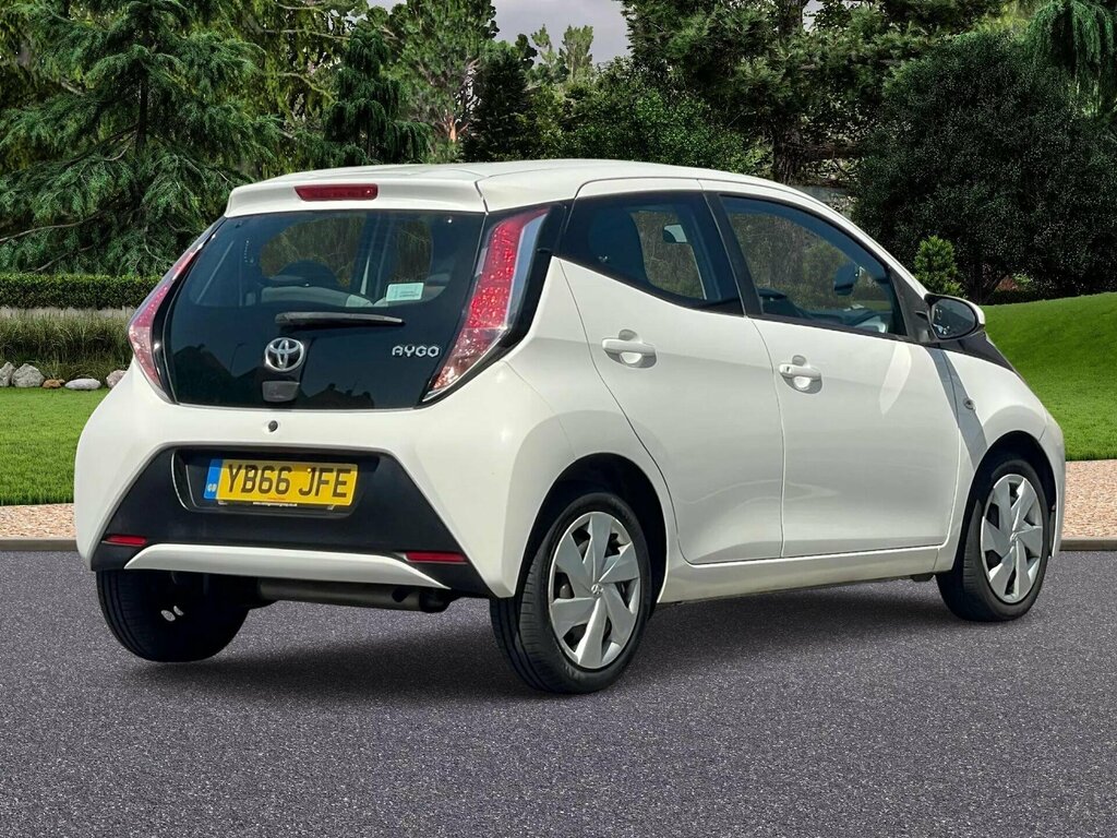 Toyota Aygo 1.0 Vvt-i X-play Euro 6 YB66JFE White #4