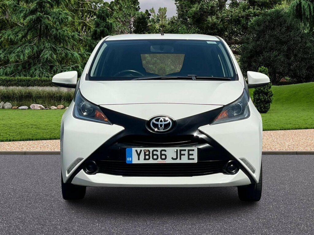 Toyota Aygo 1.0 Vvt-i X-play Euro 6 YB66JFE White #2