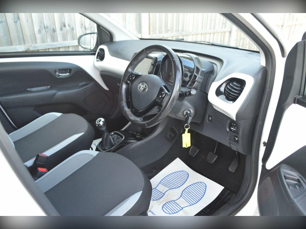 Toyota Aygo 1.0 Vvt-i X-press Euro 6 YH67UGE White #2