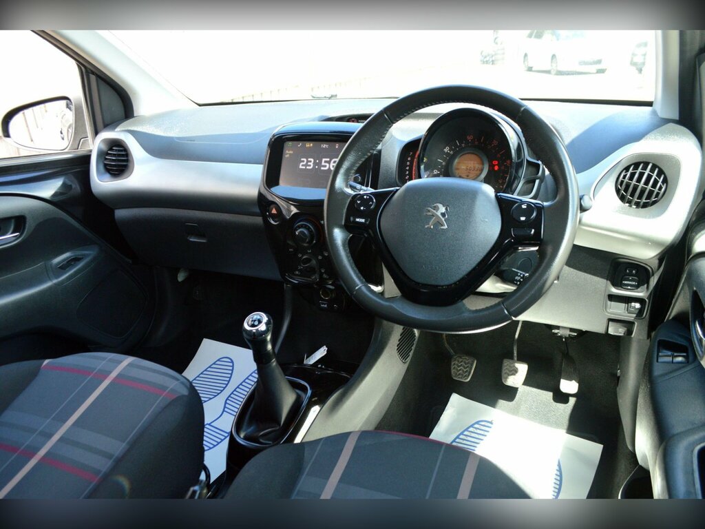 Peugeot 108 1.2 Vti Puretech Allure Euro 5 LK64ZSF Black #2