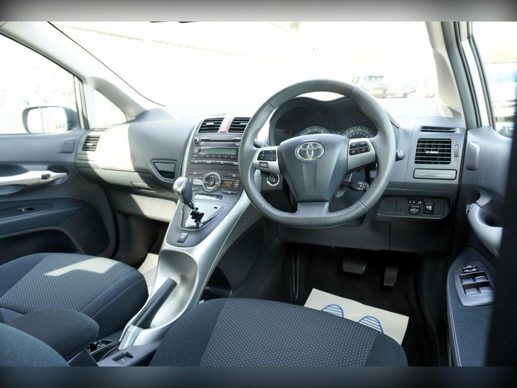 Toyota Auris 1.6 V-matic Tr Multimode Euro 5 DV61CNA Silver #2