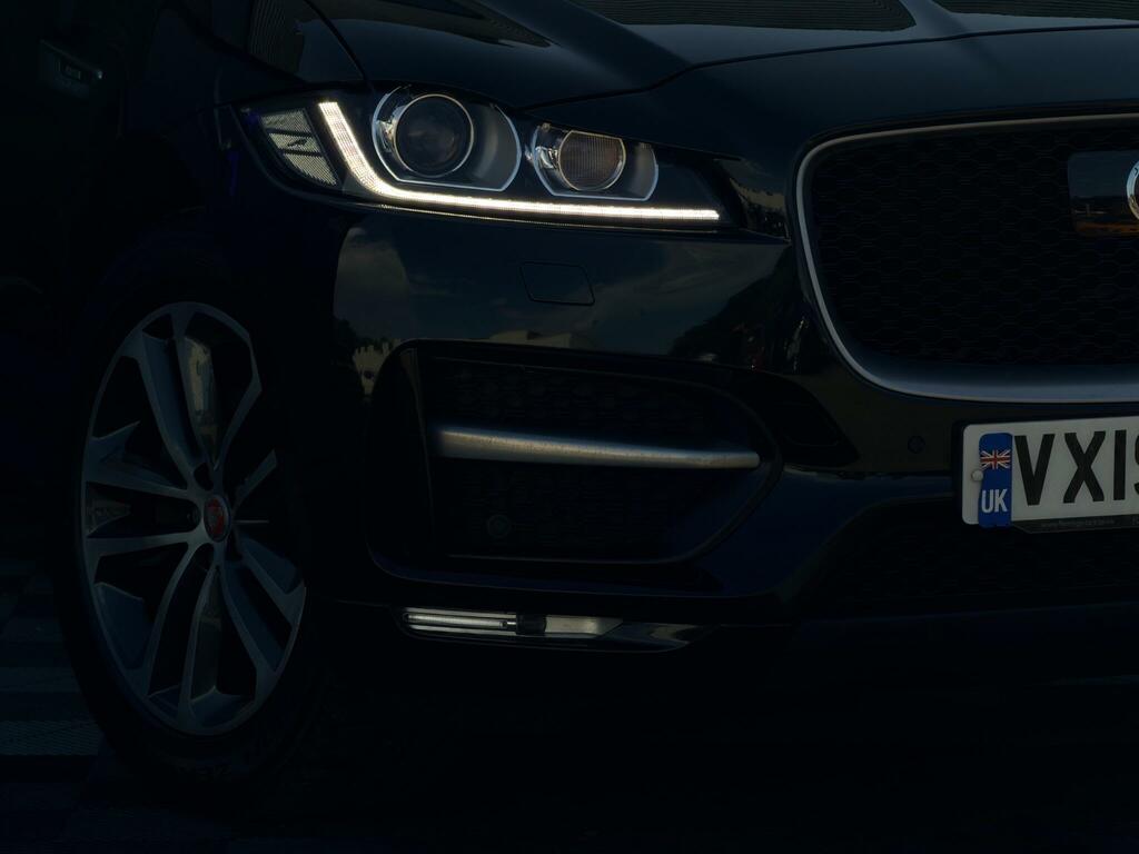 Jaguar F-Pace 2.0 D180 R-sport Awd Euro 6 Ss VX19WUV Black #4