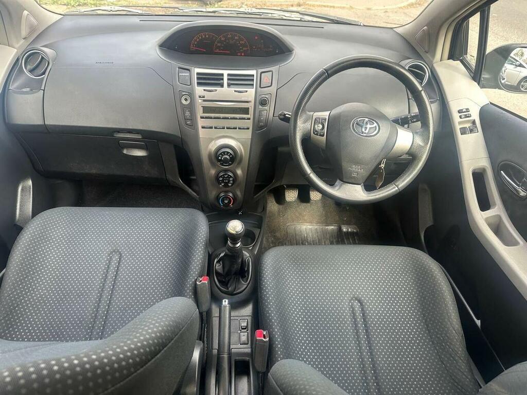 Toyota Yaris Hatchback 1.33 Dual Vvt-i Sr Euro 4 Ss 200 LC09LSN Black #2