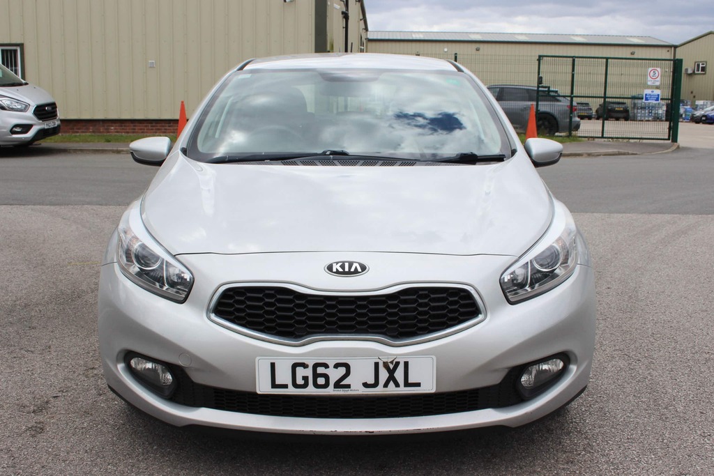 Kia Ceed Ecodynamics 1.6 Crdi LG62JXL Silver #2
