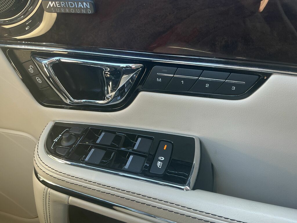 Jaguar XJ 3.0D V6 R-sport Saloon Black #29