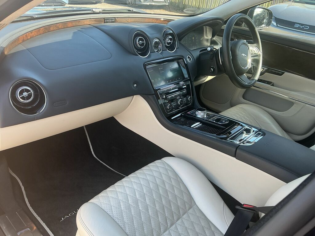 Jaguar XJ 3.0D V6 R-sport Saloon Black #9