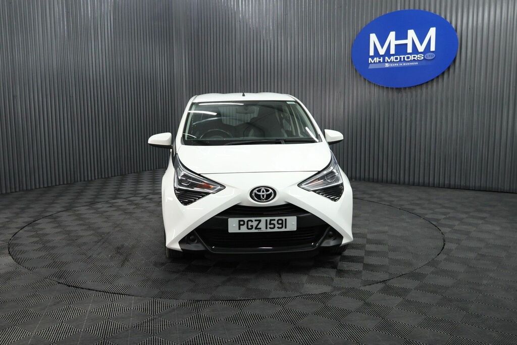 Toyota Aygo Vvt-i X-play Hatchback PGZ1591 White #2