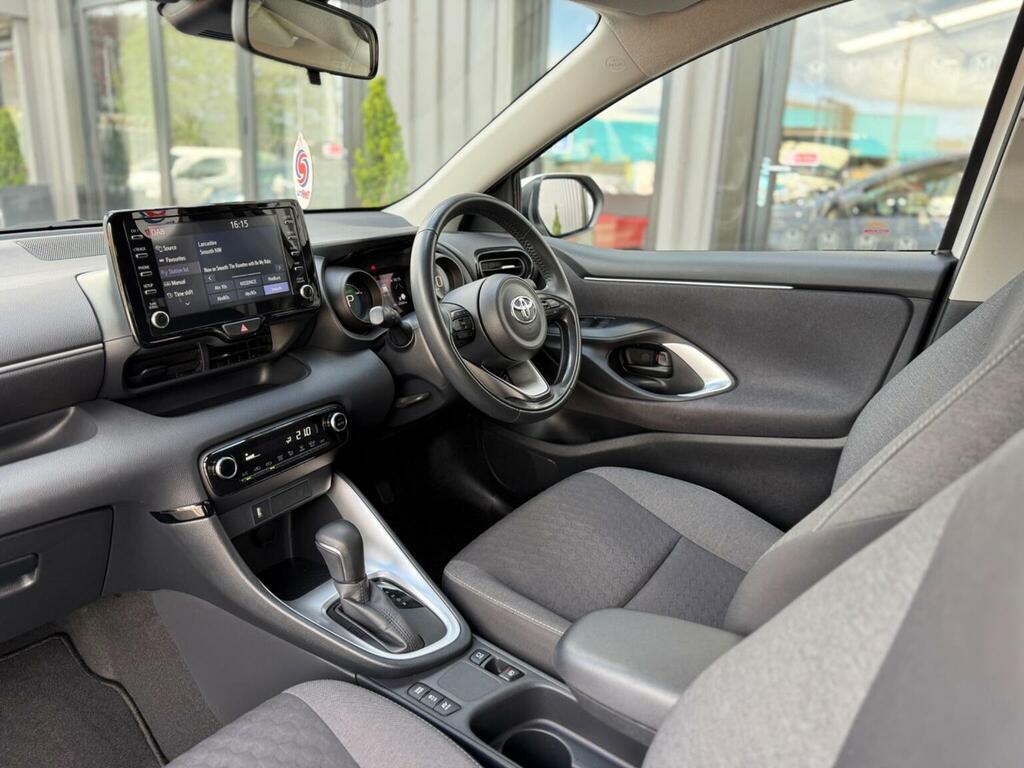 Toyota Yaris 1.5 Vvt-h Design E-cvt Euro 6 Ss PG23LSY White #2