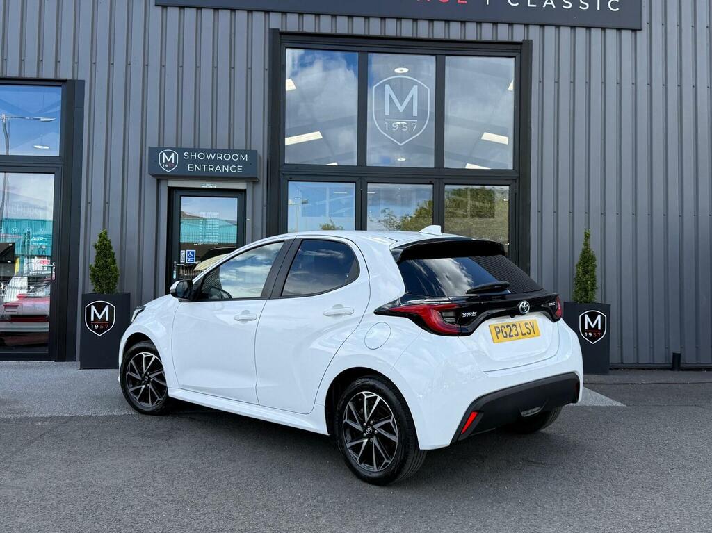Toyota Yaris 1.5 Vvt-h Design E-cvt Euro 6 Ss PG23LSY White #3