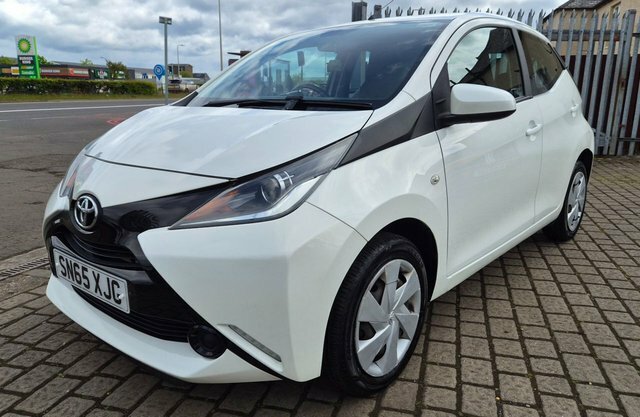 Toyota Aygo Vvt-i X-play Hatchback SN65XJG White #3