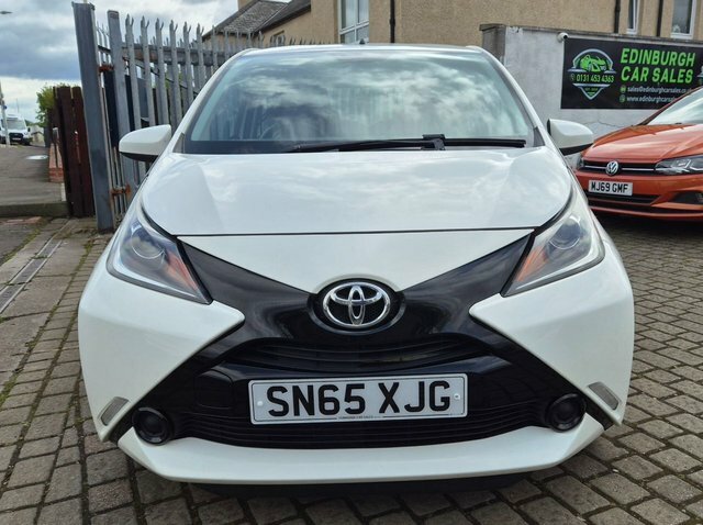 Toyota Aygo Vvt-i X-play Hatchback SN65XJG White #2