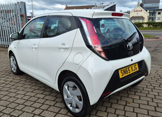 Toyota Aygo Vvt-i X-play Hatchback SN65XJG White #4