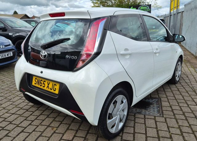Toyota Aygo Vvt-i X-play Hatchback SN65XJG White #6