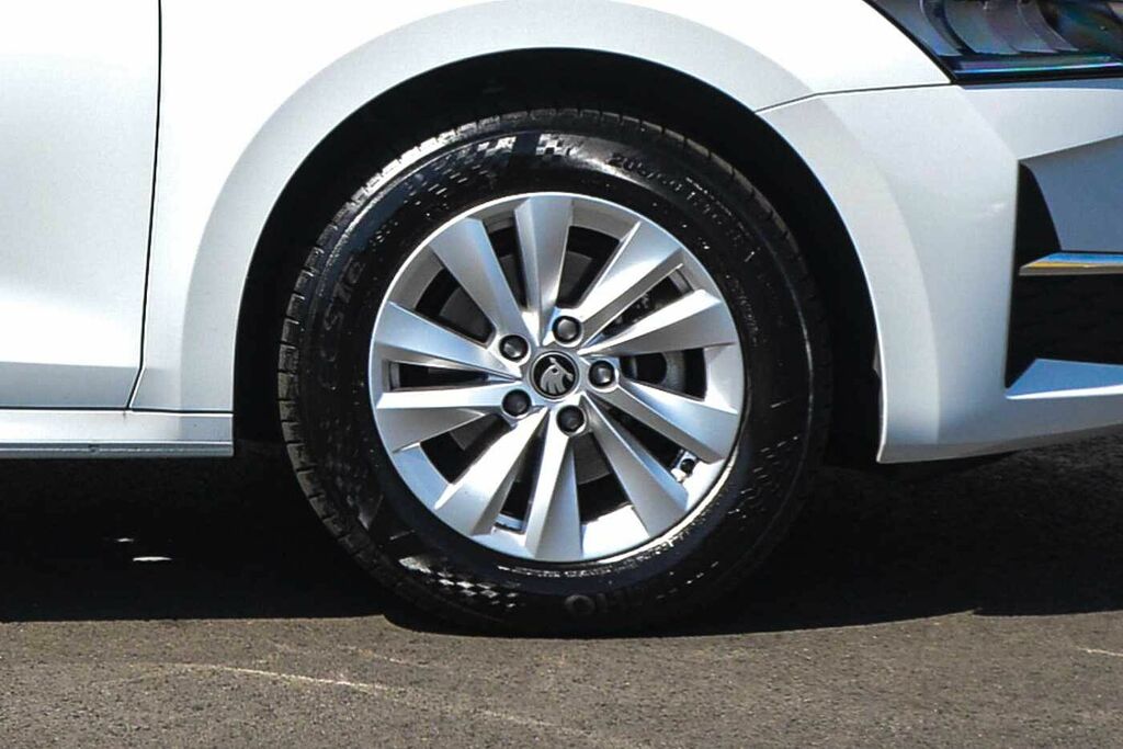 Skoda Octavia 1.5 Tsi Se Technology GJ75MRO White #5