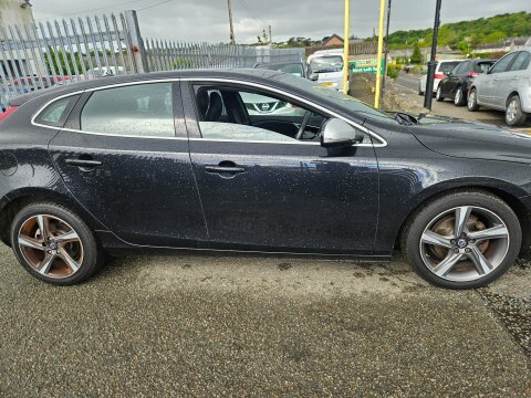 Volvo V40 D2 R-design Nav GJ64FEH Black #3