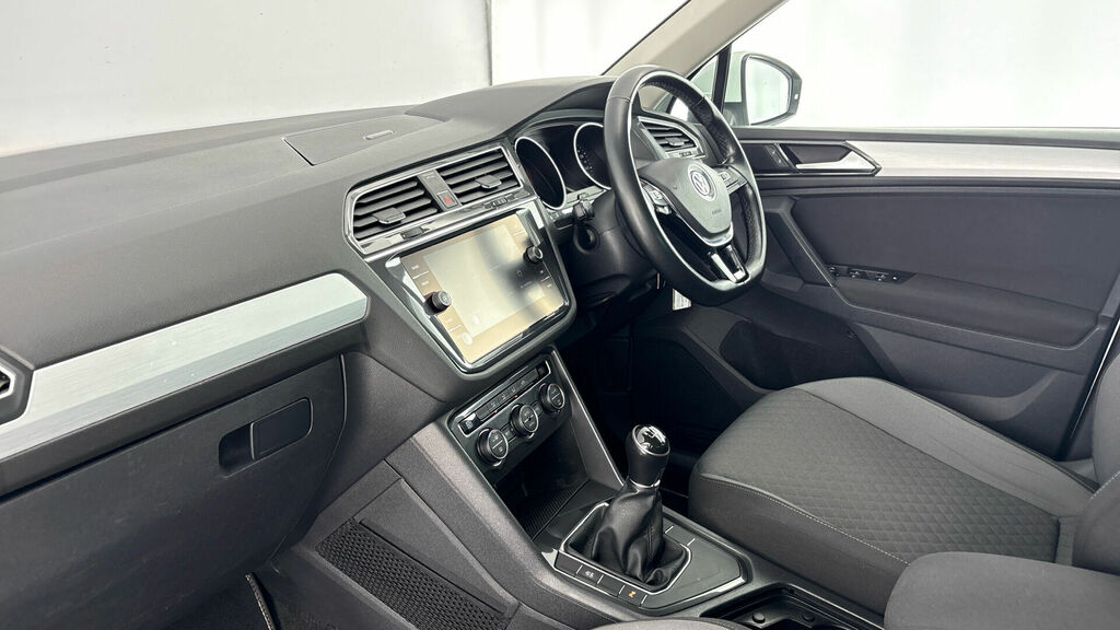 Volkswagen Tiguan 2.0 Tdi Se Euro 6 5-Door WJ67PXX White #2