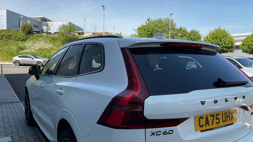 Volvo XC60 2.0 B5 Mhev Plus Black Edition Euro 6 5-Door CA75UHX White #3