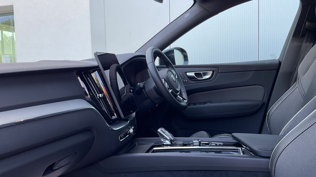 Volvo XC60 2.0 B5 Mhev Plus Black Edition Euro 6 5-Door CA75UHX White #2