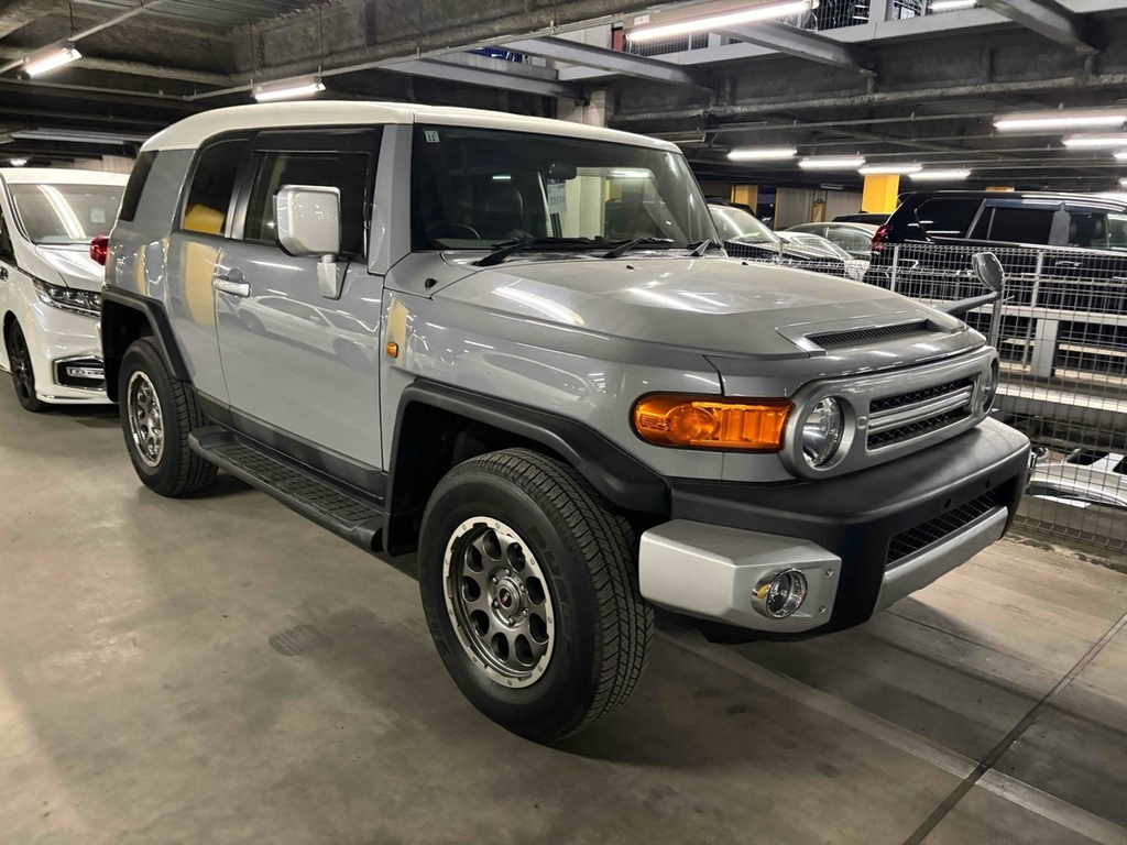 Toyota FJ Cruiser Offroad Package Grey #2