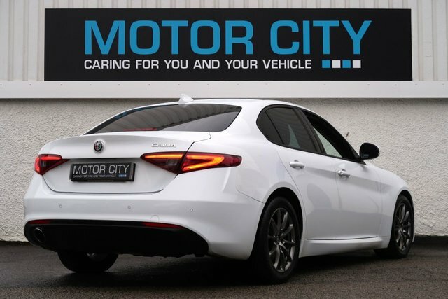 Alfa Romeo Giulia 2.0T Super Saloon Euro 6 S S 20 SE19FOK White #3