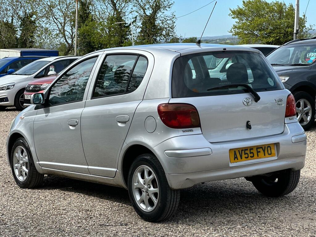 Toyota Yaris 1.3 Vvt-i T Spirit Silver #4