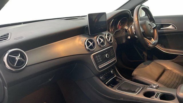 Mercedes-Benz GLA Class 2.1 Gla200d Amg Line Executive Suv 7G LN19KHT Black #4