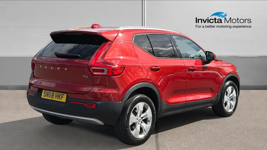 Volvo XC40 Momentum Red #3