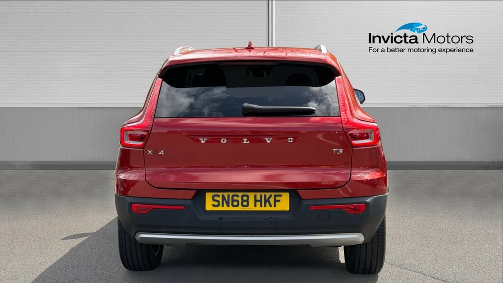 Volvo XC40 Momentum Red #4