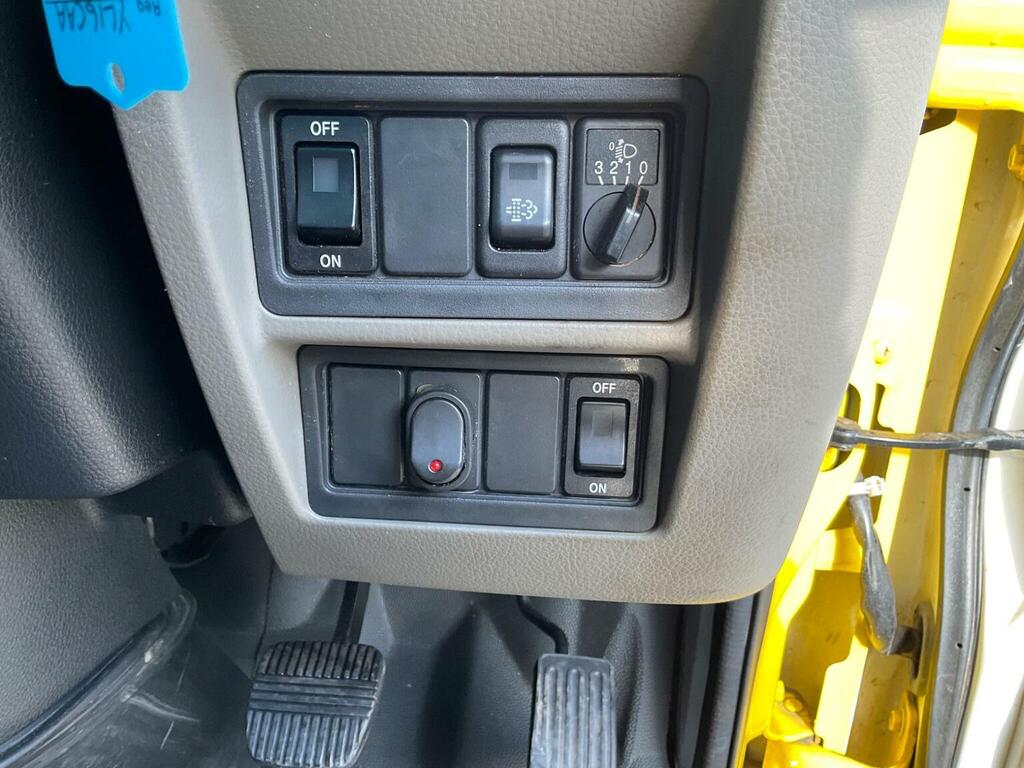 Nissan NT400 2.5L Null White #18